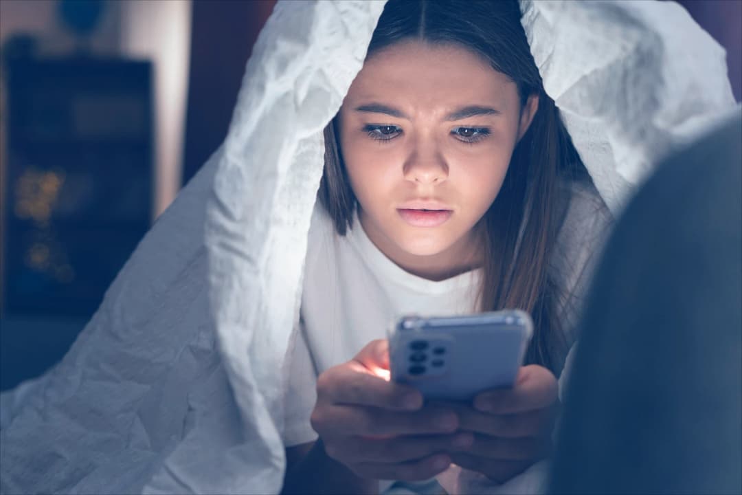 Pessoa distraída por múltiplos dispositivos digitais e notificações