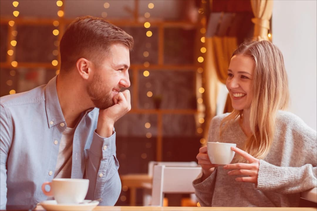 Duas pessoas sorrindo